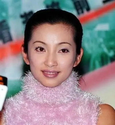 而在早年的照片中,李冰冰实在算不上是美女,路人气质十足.