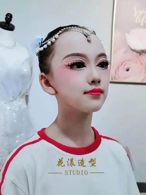 芭蕾舞儿童独舞化妆