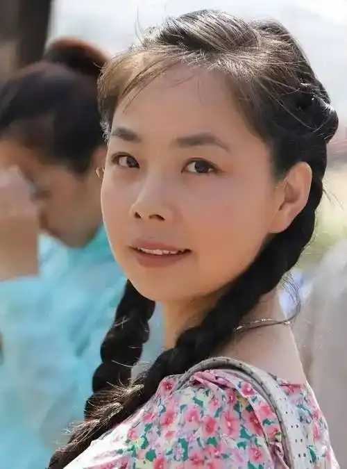 王二妮凭星光大道走红,9年前嫁给农村男友,如今走上了另一条路_李飞