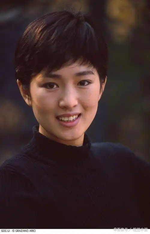 当时还是胶卷拍摄的1992年的演员巩俐青春又羞涩真正的少女感