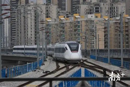 带你体验珠机城轨首班列车