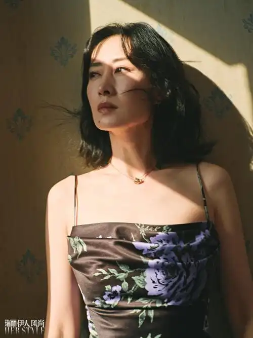 是刘敏涛安放赤忱与热爱的所在,  那个只会在表演里"来真的"的女演员