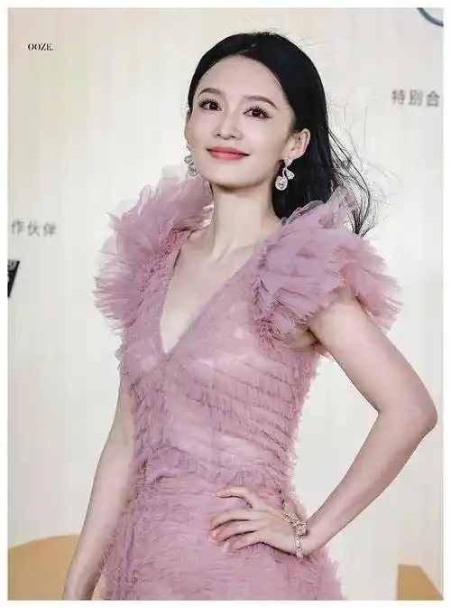 李沁33岁,身材飒爽,性感撩人,饱满有料的魅力难以抗拒!