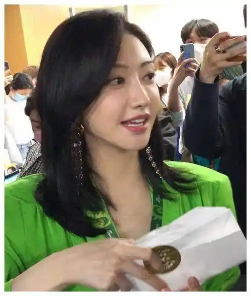 路人镜头下的景甜真实容貌,终于得到张继科认可!_魅力_气质_明星