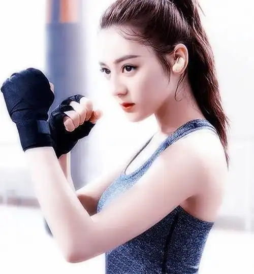 前段时间迪丽热巴的健身照片被网友们爆了出来,从照片看出来迪丽热巴