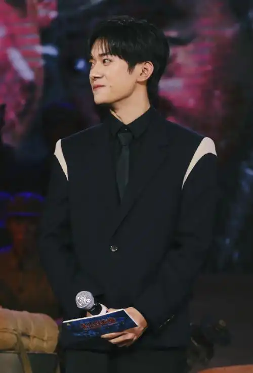 易烊千玺超话  2021 /0801 /210801  长津湖发布会  小豹子  #四字 易