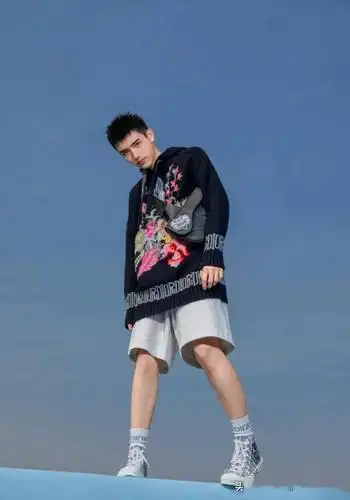 陈飞宇又穿短裤了!看他露出的小腿,女生都自愧不如