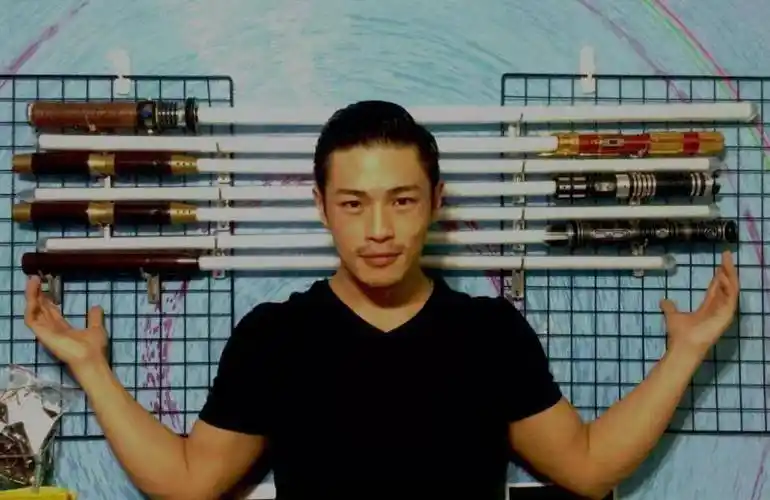 他曾出演过电视剧《万家灯火》,《宫玺发财》,黄民安大多是在电视剧