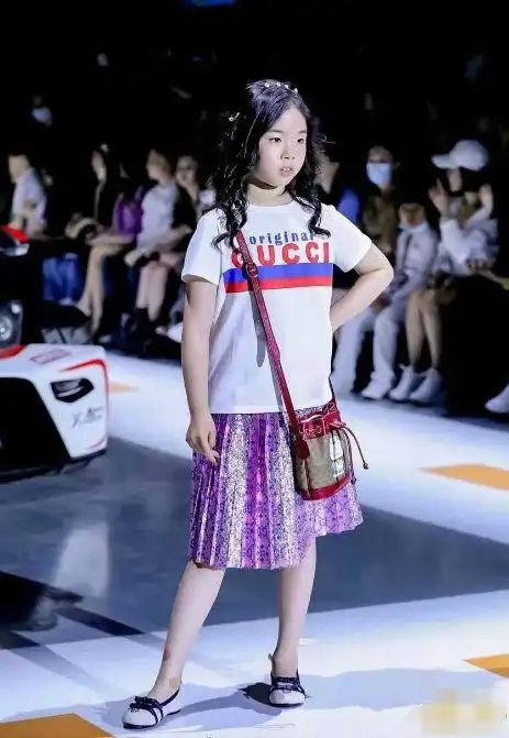 黄奕8岁女儿走秀黄芊玲表情高冷气质优越自信又大方