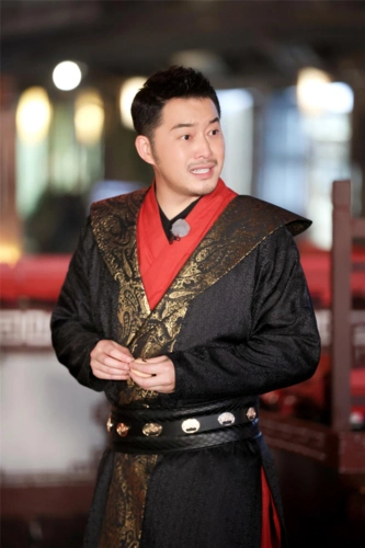 飞行嘉宾与跑男家族成员初次相遇就碰撞出了火花,郑恺与何泓姗互动了