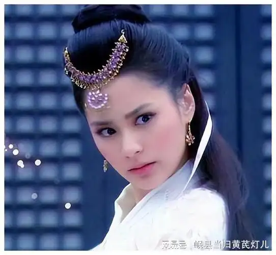 剧中她的古装扮相惊为天人,精致的五官,宛如被雕刻过一般,额头上的