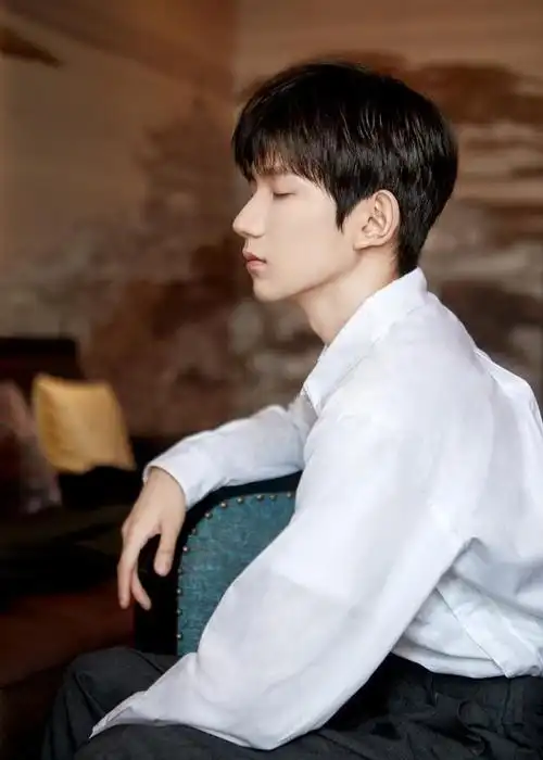 的图片大全王源个人资料简介及最新图片写真介绍王源的幼崽时期vs现在