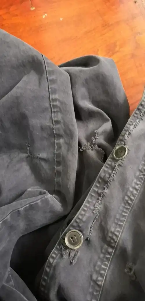 我自己笨拙的针脚,闲余时间给矿工缝补一下破损的衣服,就是缝的不太