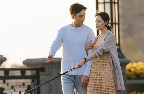 《宠爱》里陈伟霆和钟楚曦好会撩,受访中二人互相夸赞