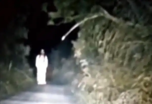 小镇深夜现白衣"女鬼", 村民自发组织捉鬼,结果哭笑不得_手机搜狐网