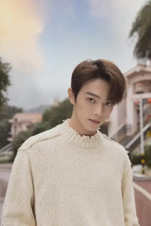 许凯今日长沙扫楼造型释出!