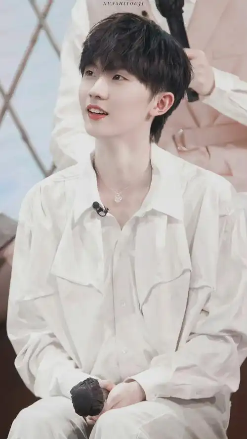 马嘉祺每次穿白衬衫都有新感觉好帅