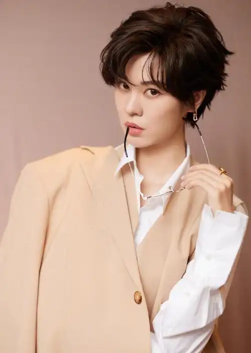 郁可唯中性风性感魅力写真