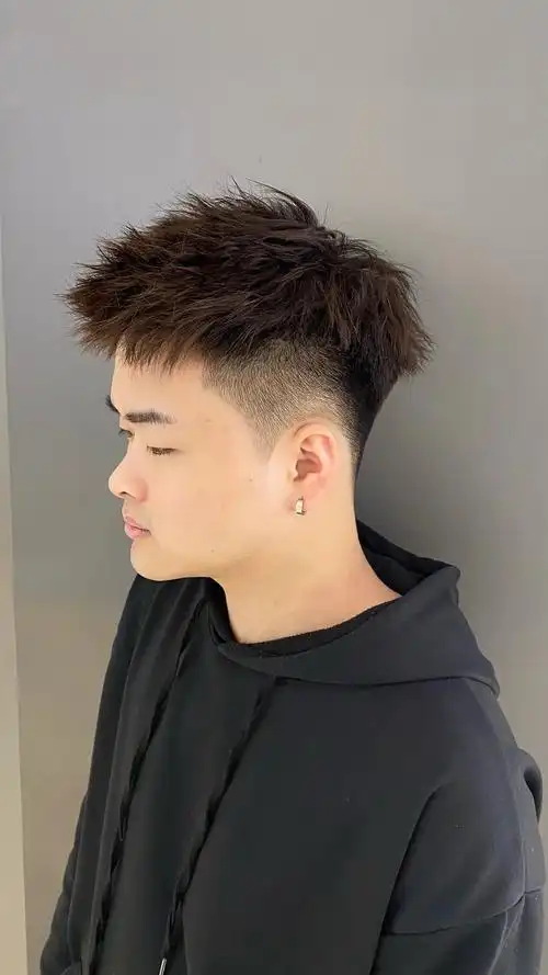 摩根烫是比较适合年轻男士的烫发之一,立体时尚又有造型感,充分体现出