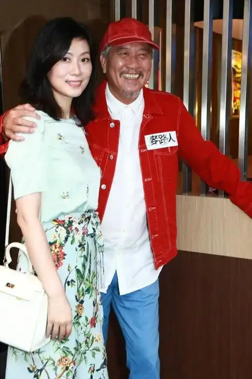 8月26日,万梓良小16岁的妻子郭明黎现身剧组,前来探班,夫妻俩站一起