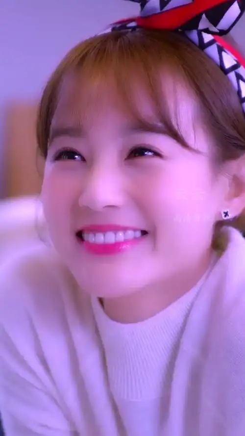 李一桐 的笑太好看了!会让你也不知不觉的笑起来!