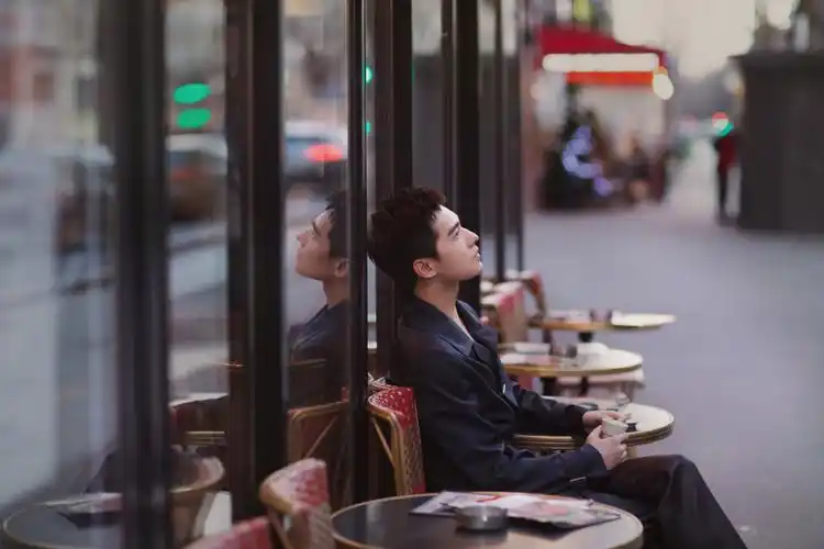 > 杨洋巴黎浪漫街拍写真图片(7/8)