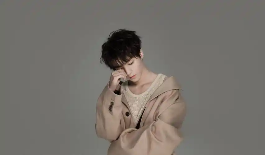 王俊凯露肩锁骨照太撩人,粉丝大呼顶不住_角色_时候_身体