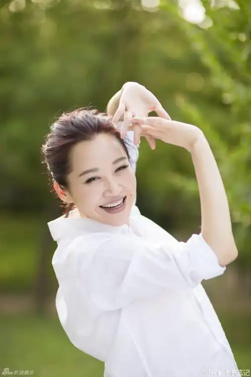 组图46岁许晴白衣似少女回眸甜笑酒窝醉人