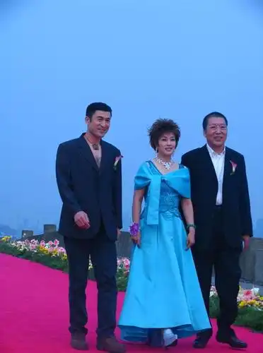 肖荣生百花电影节大秀胸毛 与刘晓庆一同走红毯