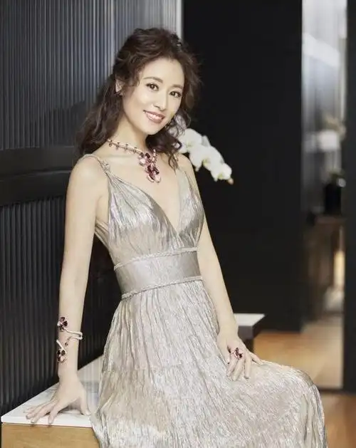 林心如真是行走的嫩模包臀裙故意穿小号蜂腰翘臀好抢镜