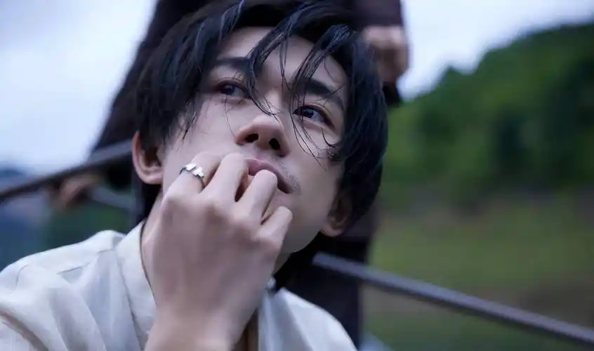 原创易烊千玺晒出胡茬照尽显成熟沧桑气质评论区却满是质疑声