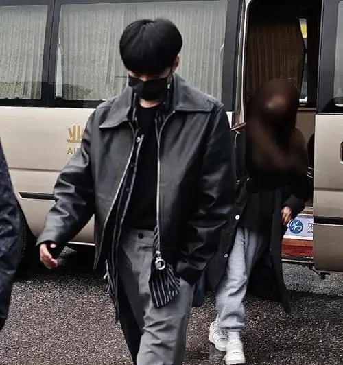 刘耀文黑皮衣机场照单手插兜低头走路酷帅十足