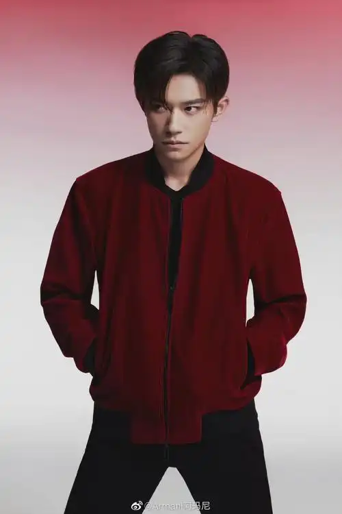 易烊千玺新年红拍摄大片复古酒红外套尽显成熟魅力