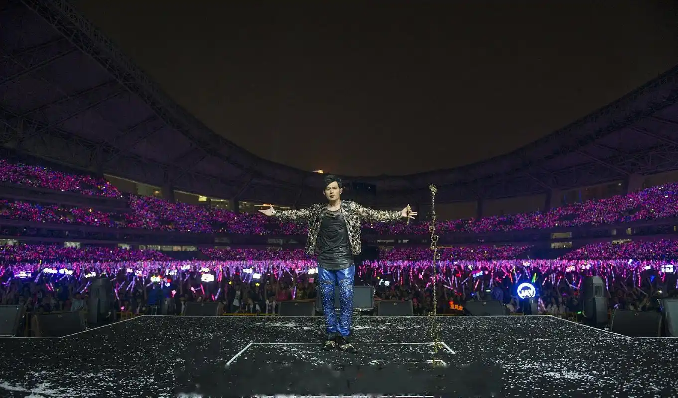 21日晚,周杰伦超话影响力破亿打破纪录,有粉丝问杰伦知道大家在疯狂做