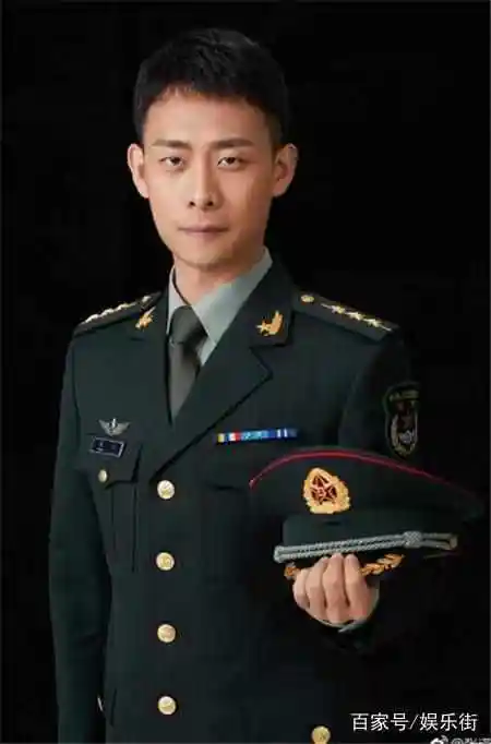 最帅兵哥哥影帝张译晒出青涩军装照网友原来你当过兵呀