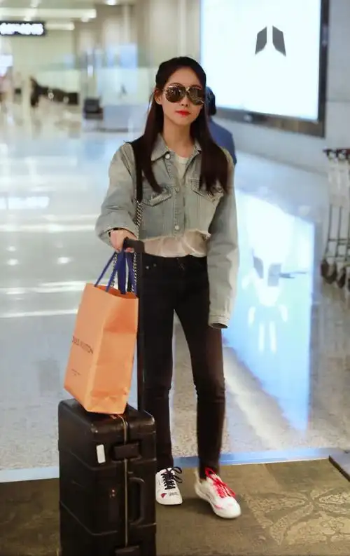 祝绪丹穿牛仔短外套配黑色牛仔裤现身 比v问好笑容甜美魅力十足