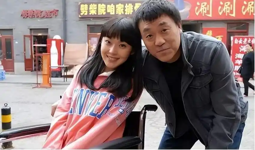 回顾很多人好奇何冰为什么结婚几十年0绯闻看看妻子是谁就知道