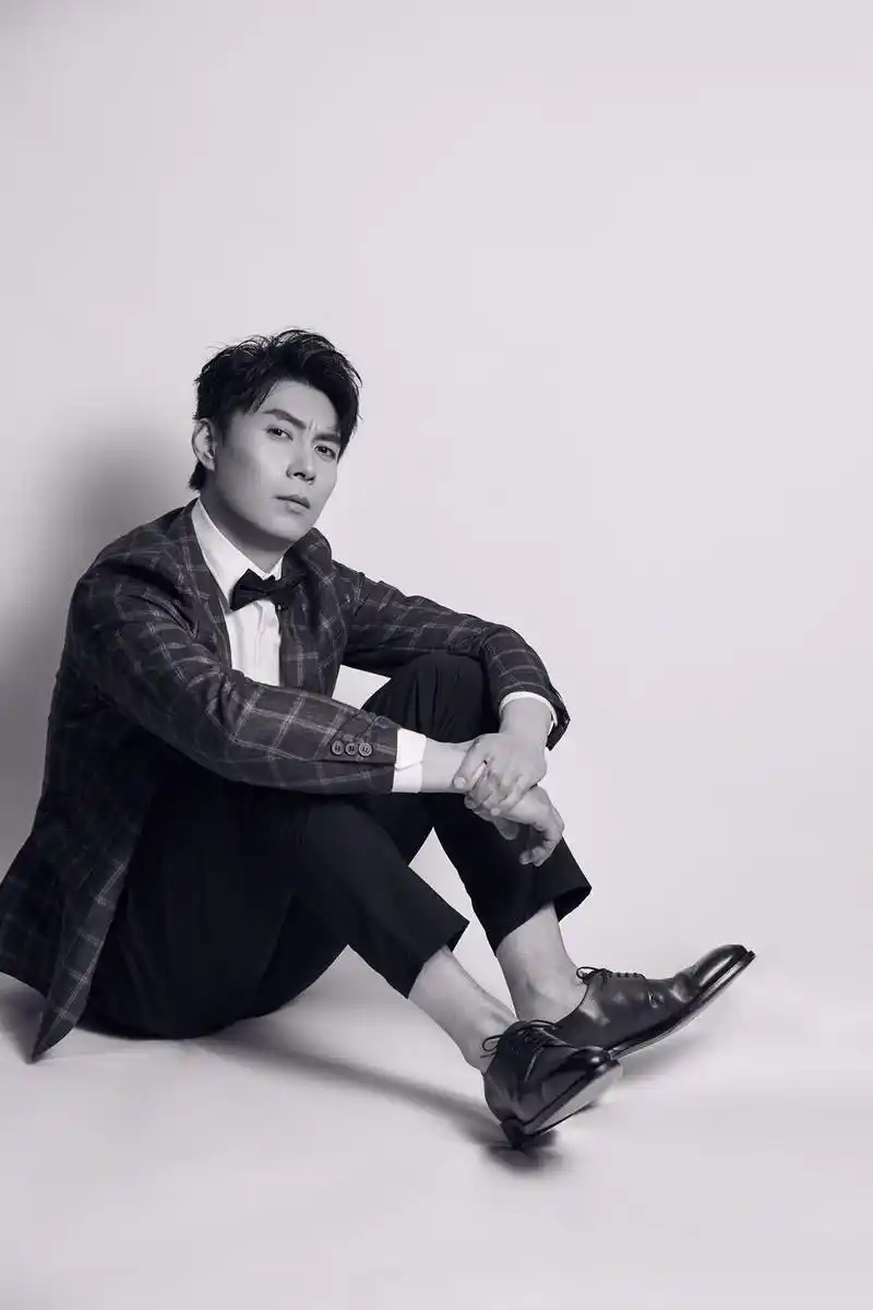 近日演员艾伦亮相上海电影节中影之夜主题活动,一身挺括西装尽显魅力