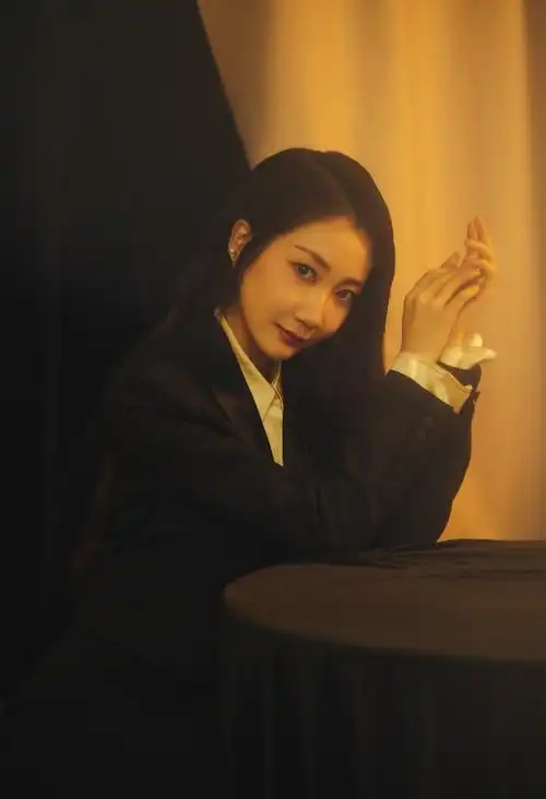 简介:乃万黑色西装知性时尚写真图片,分享一组乃万图片给大家,图中的