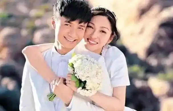 他的妻子,正是他的经纪人,两人情深意重,从每一张合照中都能感受到