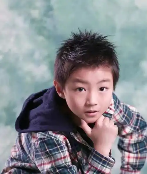 大家快来看王俊凯小时候