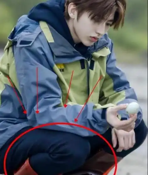 蔡徐坤到农村做公益,脚穿名牌鞋被吐槽,有谁注意他下田换的另一双鞋?