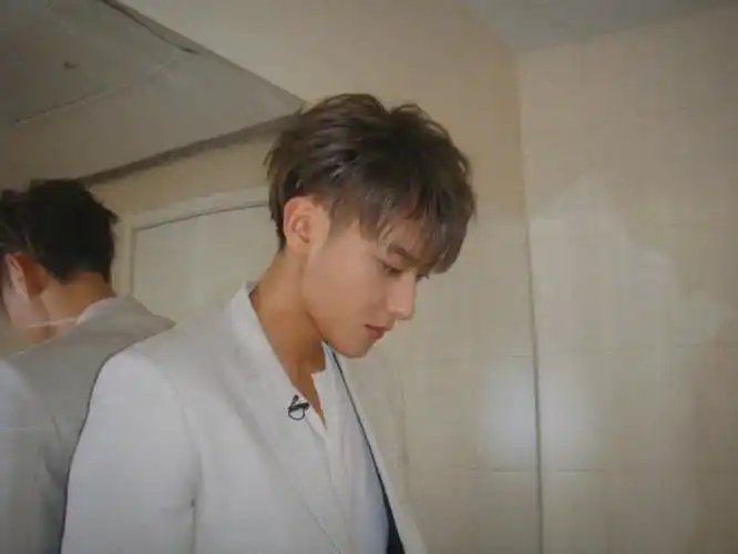 黄子韬周日营业照