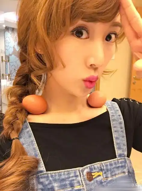 李念晒锁骨夹鸡蛋 表情俏皮可爱引网友争相模仿