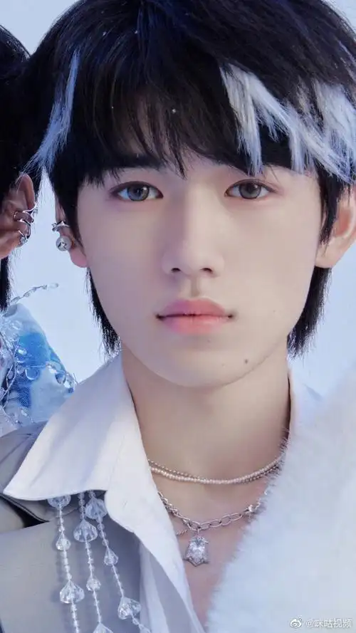 黄色,紫色,棕色,每个美瞳都像是烙印在@时代少年团-宋亚轩的眼睛上