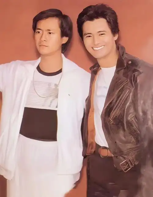 曾经叱咤风云的两枚小鲜肉,总体来说,郑少秋古装帅,周润发现代戏帅,不