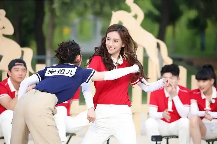 沙溢再现《武林外传》绝技"葵花点穴手",跑男这周比拼"马上功夫"