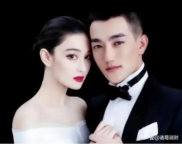 张馨予晒广东的别墅老公抱猫出镜37岁何捷留了长发很帅气