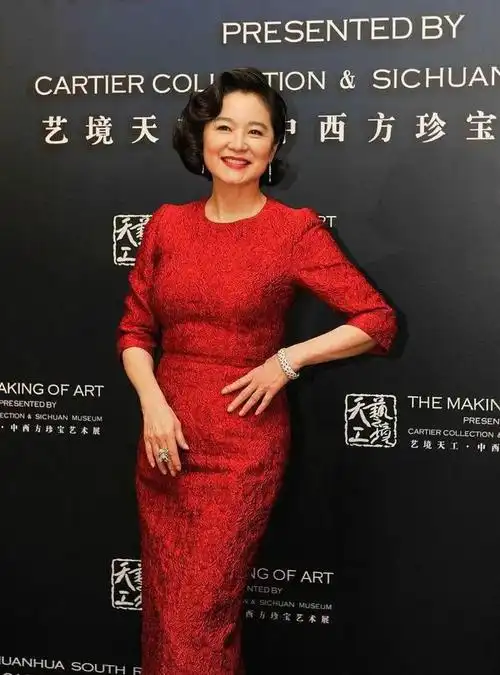 林青霞老了也惊艳,穿红色刺绣裙还有"小蛮腰",不像奔七的女人|长裙