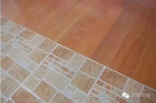 那些一边铺木地板一边铺地砖的,中间接缝原来这样衔接的啊